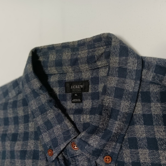 J. Crew Plaid flannel long sleeve button down Shirt. Men's size XL. - Picture 9 of 9